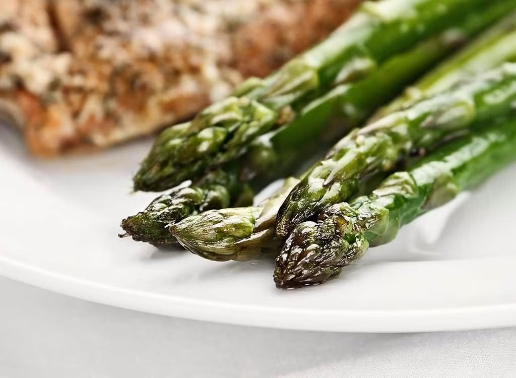 Măng tây có chứa rất nhiều chất dinh dưỡng nhưng chỉ khi chúng được nấu chín thì cơ thể mới hấp thụ được.