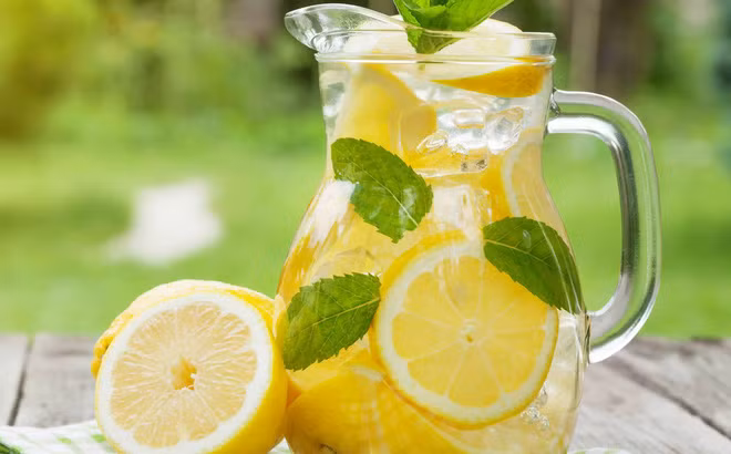 Nước chanh kích thích quá trình tiết nước bọt, làm sạch khoang miệng và loại bỏ mùi khó chịu. Ảnh: sohacdn.