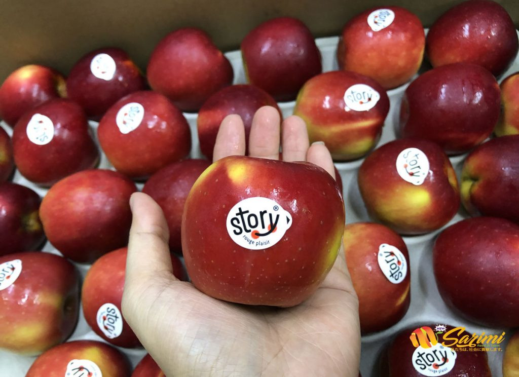 Táo là loại trái cây có đặc tính chống oxy hóa cao, giúp cơ thể loại bỏ độc tố, làm giảm mùi hăng của mồ hôi. Ảnh: sarimivietnam.