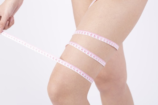 7. Giúp chân thon gọn Có lẽ đây là tác dụng rất nhiều chị em mong đợi. Mỡ rất dễ tích trữ ở đùi. Thay vì ngồi một chỗ, động tác đứng nhón chân giúp căng chân và giải phóng calo, nhờ đó chân bạn sẽ giảm mỡ và ngày càng săn chắc.