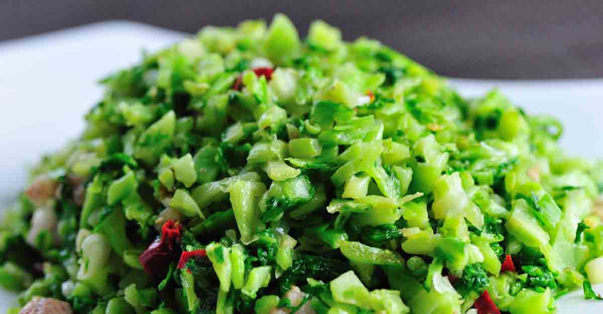 Rau bí thái nhỏ trộn với nước dừa và muối rồi được lưu trữ trong các chai lọ sử dụng dần để phòng chống co giật. Ảnh: manoramaonline.