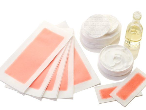  Dùng miếng dán tẩy lông: Sử dụng miếng dán là lựa chọn lý tưởng khi bạn không thể đến spa để tẩy lông. Làm nóng miếng dán bằng lòng bàn tay, tách rồi đắp miếng dán trực tiếp lên da. Dùng tay chà trên bề mặt miếng dán rồi lột theo ngược chiều lông mọc.