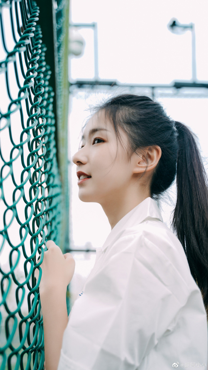 Hồ A Tiểu Tiểu bắt đầu gây chú ý khi tham gia Tik Tok. Hình ảnh cô gái với vẻ đẹp trong sáng tựa thiên thần, mặc đồng phục học sinh đã nhanh chóng gây chú ý của cư dân mạng