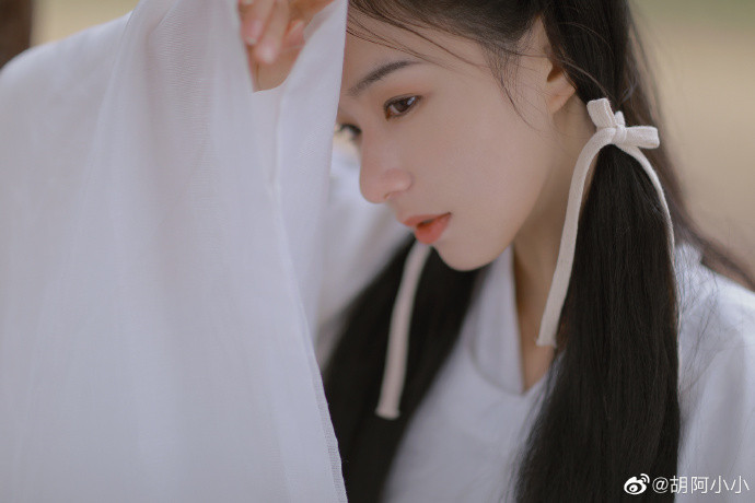 Những hình ảnh Hot girl Tiểu Tiểu đăng trên mạng không quá kỳ công, khuôn mặt cũng trang điểm nhẹ nhàng, nhưng chính vẻ đẹp trong lành ấy lại ghi điểm trong lòng fan.