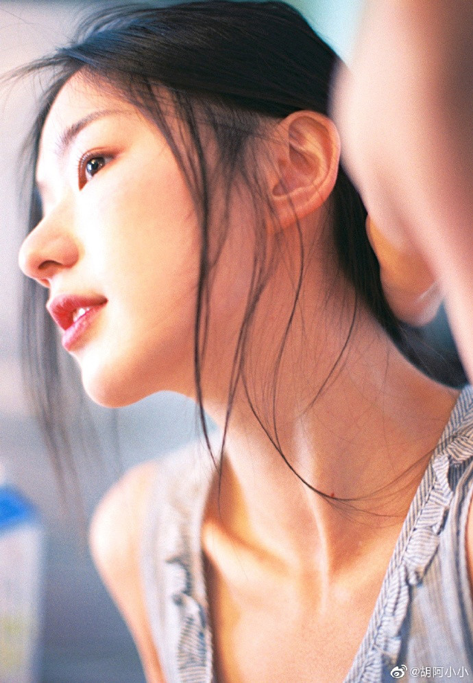 Nhiều người ca ngợi cô nàng như bản sao Lưu Diệc Phi bởi "góc nghiêng thần thánh" giống hệt đàn chị.