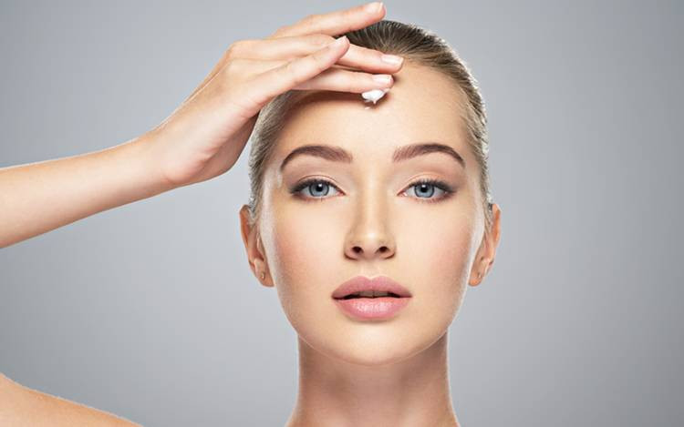 Do trán và phần chân tóc nằm ở khá gần nhau nên nếu bạn bị nổi mụn ở trán thì nguyên nhân có thể đến từ sản phẩm chăm sóc tóc mà bạn đang dùng hoặc do bạn thực hiện việc chăm sóc tóc của mình chưa đúng. Ảnh: skincaretour.