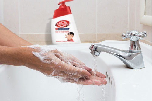 Nếu bạn dùng quá nhiều xà phòng mà không rửa sạch tay hoàn toàn sẽ dễ gây kích ứng da. Ảnh: googleusercontent.