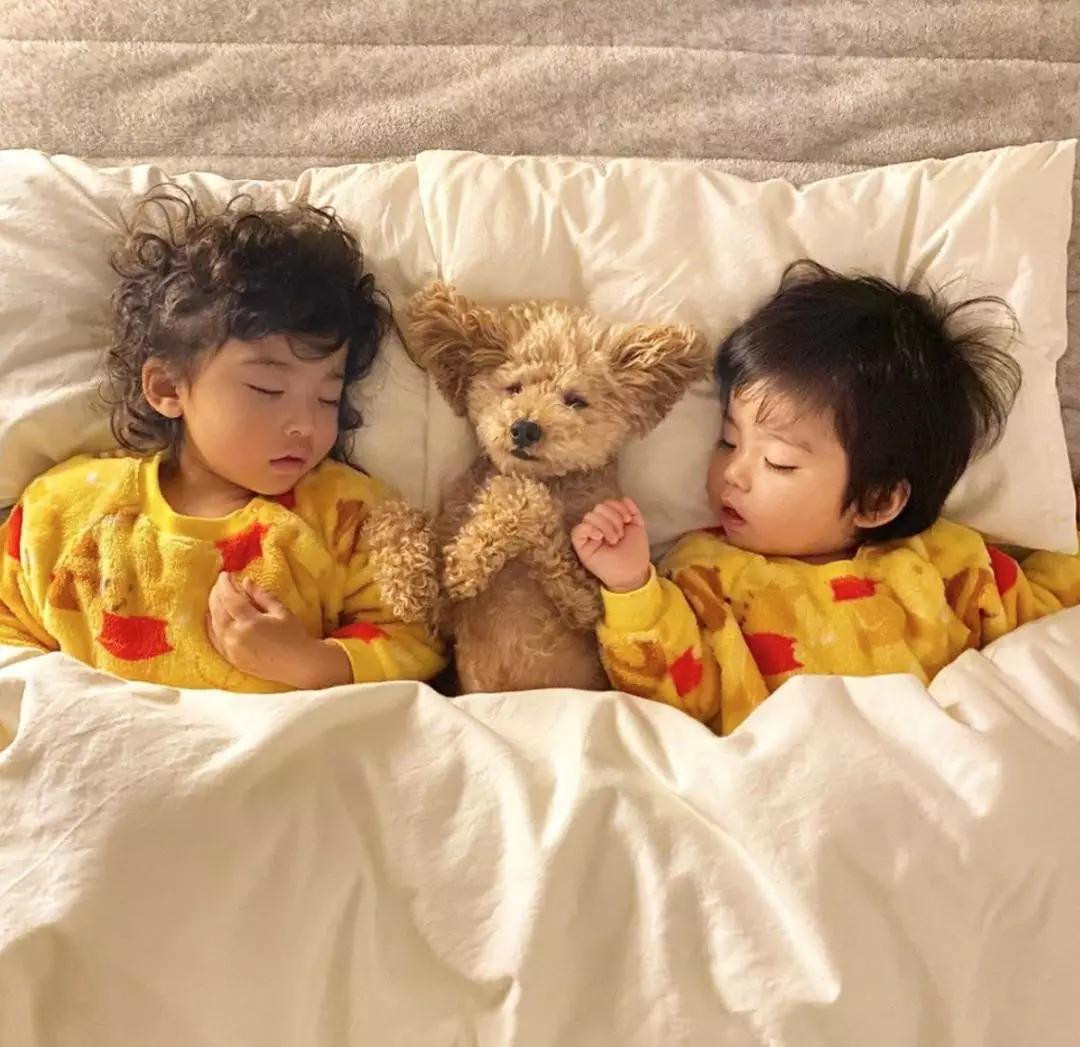 Khi mẹ Mie có thêm em bé thứ hai, những bức ảnh của ba người bạn càng khiến cộng đồng mạng "tan chảy".