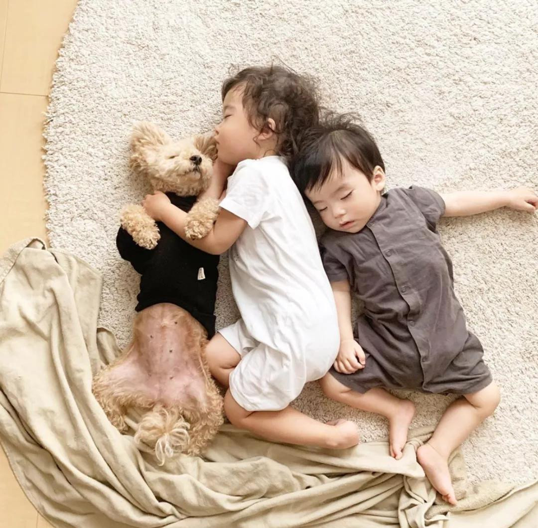 Các bạn làm gì cũng có nhau, vô cùng thân thiết như ba anh em.