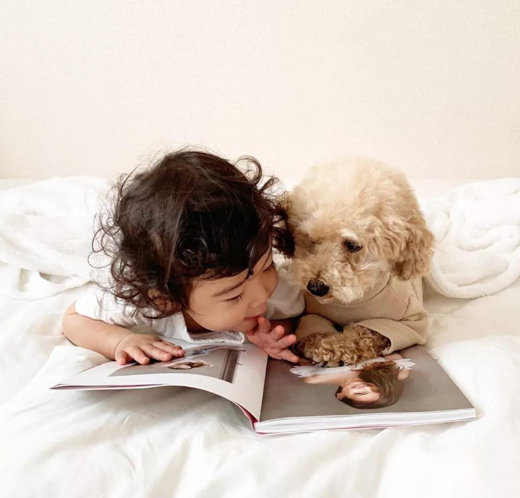 Có khi lại đọc sách cho nhau nghe.