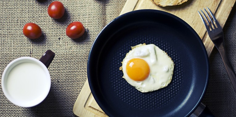 3. Trứng Nhiều người thích ăn trứng chưa chín kỹ. Như vậy trứng chưa được tiệt trùng kỹ, đồng thời trứng lại giàu chất dinh dưỡng, là môi trường khiến vi khuẩn dễ phát triển.