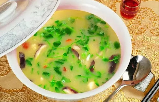 Cách tốt nhất để bảo quản súp là không cho gia vị như muối vào súp. Dùng thìa sạch để lấy phần súp bạn dùng trong ngày, sau đó chia vào hộp cất tủ lạnh.