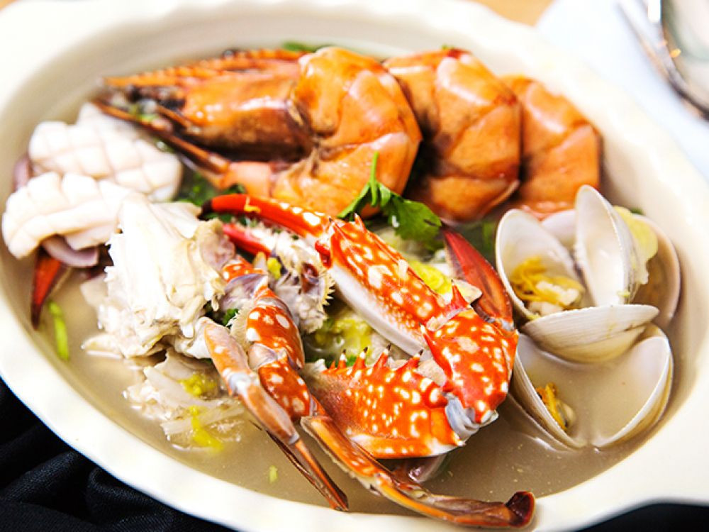 2. Hải sản Cua, cá, tôm và các loại hải sản khác sẽ tạo ra các sản phẩm thoái hóa protein, gây hại cho chức năng gan và thận. Vì vậy hải sản để qua đêm gây hại khôn lường.