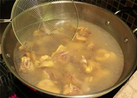 5. Súp Thông thường để đỡ tốn công sức, mọi người thường nấu một nồi súp lớn. Nếu súp còn sót lại để trong nồi nhôm, sắt trong thời gian dài, các chất có hại cho cơ thể con người sẽ bị lắng đọng.