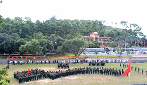 Các chiến sĩ xếp hình đất nước Việt Nam thể hiện sức mạnh đoàn kết.