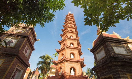 Chùa Trấn Quốc nằm trong danh sách 16 ngôi chùa đẹp nhất thế giới do báo Anh bình chọn. Ngôi chùa cổ kính này nằm trên một bán đảo nhỏ phía đông của Hồ Tây. Đây được coi là ngôi chùa cổ nhất Hà Nội, với lịch sử hơn 1.500 năm.