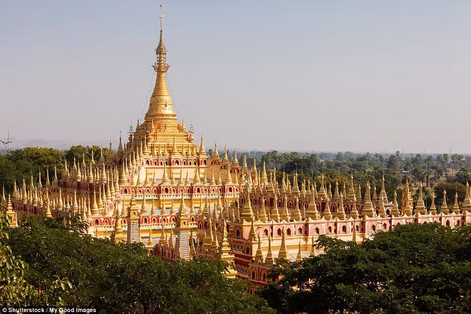 Quần thể chùa Thambuddhei Paya nằm ở Monywa, Myanmar được xây dựng năm 1303 và tôn tạo năm 1939.