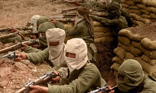 Trong Chiến tranh thế giới 1, binh lính Ấn Độ sử dụng mặt nạ phòng độc khi chiến đấu ở chiến hào nhằm đề phòng xảy ra một cuộc tấn công bằng khí độc.