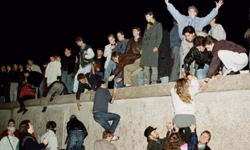 Cũng trong đêm ngày 9/11/1989, người dân Đông Berlin và Tây Berlin đổ về phía bức tường, uống bia và sâm panh, hô to "Tor auf!" (Mở cửa đi!). Đến nửa đêm, họ tràn qua những trạm kiểm soát trong không khí hân hoan. Ảnh: Str Old.