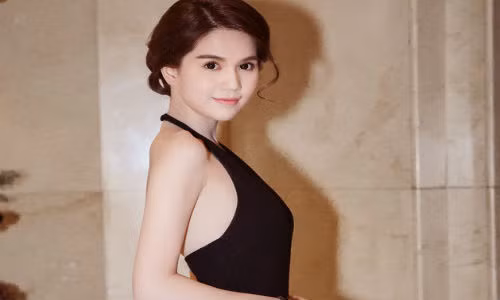 Mỗi lần xuất hiện trong các sự kiện, “nữ hoàng nội y” thu hút ánh nhìn khi diện những bộ đồ bó sát khoe eo con kiến.