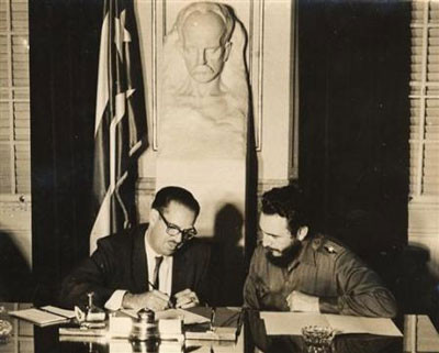 Tổng thống Cuba Eduardo Dorticos ký quyết định quốc hữu hóa các ngân hàng của Mỹ trên hòn đảo này năm 1960. Vào thời điểm ấy, lãnh tụ Cuba Fidel Castro giữ chức Thủ tướng.