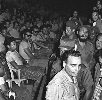 Chủ tịch Cuba Fidel Castro (hàng ba, bên phải) bước vào phòng xét xử những kẻ bị bắt trong cuộc lật đổ chính quyền Cuba bất thành ở Vịnh Con Lợn hồi tháng 4/1961.