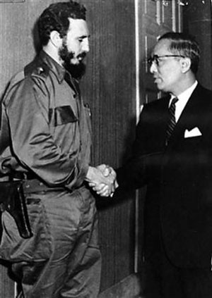 Ông Fidel Castro bắt tay quyền thư ký Liên hợp quốc U.Thant sau một cuộc họp về cuộc khủng hoảng tên lửa ở Havana, Cuba năm 1962.