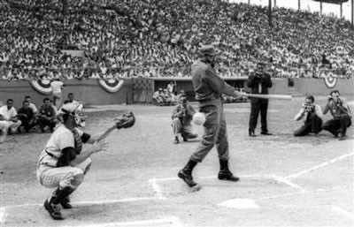 Lãnh tụ Fidel Castro đánh bóng trong lễ khai mạc cuộc thi Vô địch bóng chày nghiệp dư tổ chức ở Havana năm 1963.