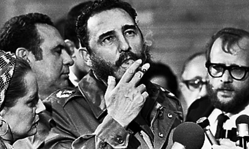 Ngay từ khi còn trẻ, lãnh tụ Fidel Castro đã tham gia hoạt động cách mạng. Tên tuổi của ông gắn liền với sự nghiệp giải phóng dân tộc ở Cuba cũng như phong trào đấu tranh giải phóng dân tộc, vì hòa bình, độc lập dân tộc, tự do và tiến bộ xã hội trên thế giới. Trong ảnh là ông Castro hút xì gà trong buổi trả lời phỏng vấn báo chí trong khuôn khổ chiến thăm của thượng nghị sĩ Charles McGovern tại thủ đô Havana năm 1975.