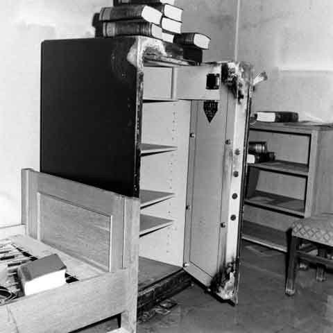 Sau khi nắm được quyền kiểm soát Berlin, phát xít Đức đại bại, binh lính Liên Xô đã tiếp cận boongke - nơi trùm phát xít Hitler tự sát để điều tra tỉ mỉ vấn đề này. Trong ảnh là két sắt trống rỗng bên trong boongke dưới lòng đất của Hitler.