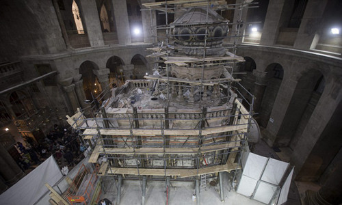 Sau khi tháo dỡ phiến đá che trên phần mộ Chúa Jesus vào cuối tháng 10 vừa qua, các chuyên gia làm việc rất cẩn thận nhằm gia cố và bảo tồn Edicule - công trình xây trùm lên hang động, địa điểm được cho là nơi Chúa Jesus được chôn cất và phục sinh.