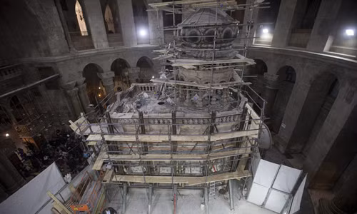 Sau khi tháo dỡ phiến đá che trên phần mộ Chúa Jesus vào cuối tháng 10 vừa qua, các chuyên gia làm việc rất cẩn thận nhằm gia cố và bảo tồn Edicule - công trình xây trùm lên hang động, địa điểm được cho là nơi Chúa Jesus được chôn cất và phục sinh.