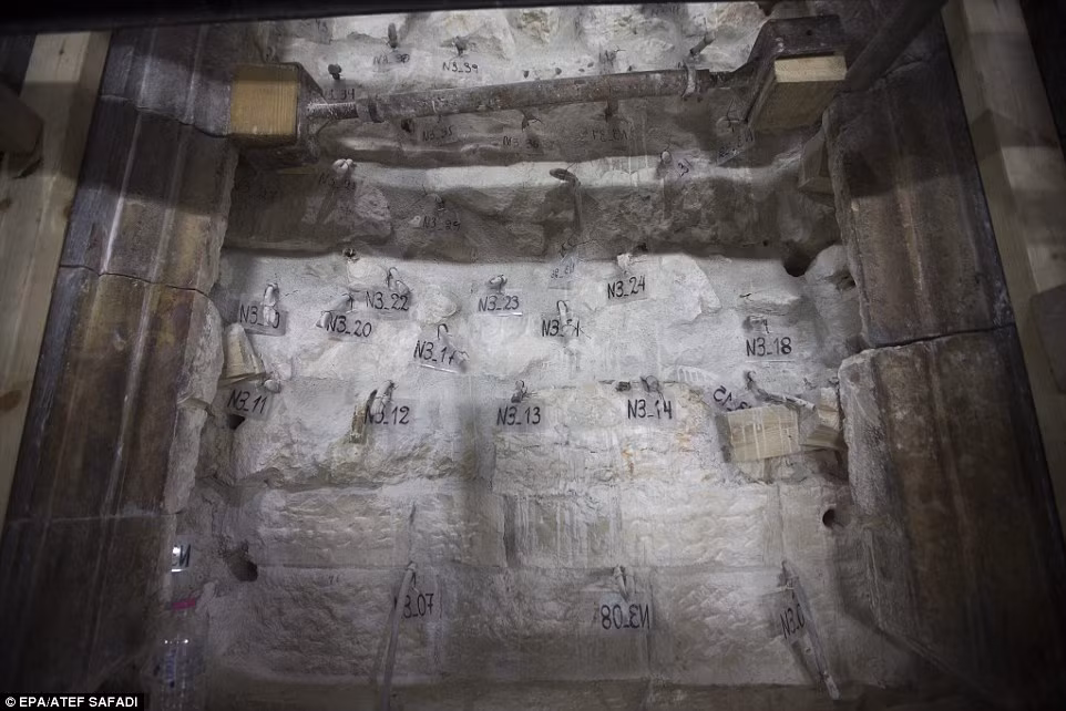 Các chuyên gia phục chế làm việc tại bức tường phía Bắc ở Nhà thờ Mộ Thánh, Israel.