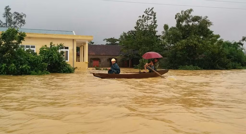 Từ 30/10 đến chiều 1/11 trên địa bàn Hà Tĩnh xuất hiện mưa lớn liên tục, lũ trên các sông suối lên rất nhanh, hàng nghìn hộ dân của nhiều xã thuộc địa bàn huyện Hương Khê bị cô lập và bị lũ, chồng lũ rất nặng.