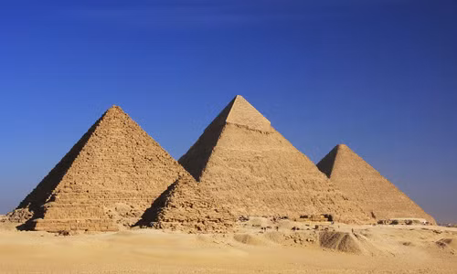 Đại kim tự tháp Giza là một trong những bí ẩn khó giải nhất lịch sử. Cho đến ngày nay, giới chuyên gia, nhà khoa học vẫn chưa giải đáp hết mọi bí ẩn về công trình này như người Ai Cập cổ đại xây kim tự tháp này như thế nào, để làm gì hay tại sao nó được xây dựng ở vị trí tương ứng với các chòm sao và các kim tự tháp khác trên hành tinh... 