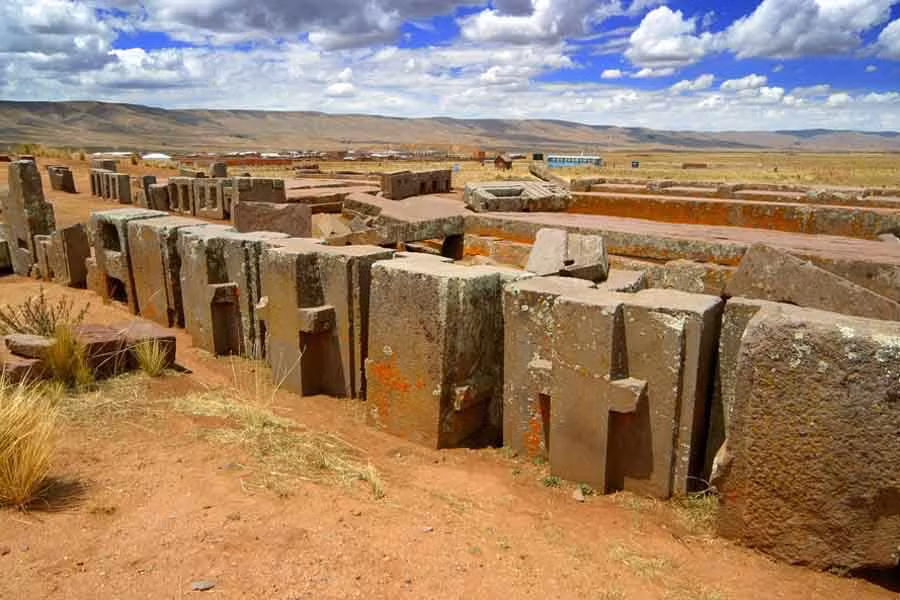 Thành phố cổ đại Tiahuanaco và Puma Punku là một trong những thành phố cổ xưa nhất thế giới. Nằm cách dãy núi Andes 72 km về phía tây, người xưa đã lấy những tảng đá lớn nhất thế giới cách đó 960 km. Một số tảng đá dài đến 7,32m và nặng đến 100 tấn để xây dựng nên Tiahuanaco và Puma Punku. Các chuyên gia chưa giải mã được bí ẩn làm thế nào người xưa có thể vận chuyển được những khối đá lớn như vậy mà không có máy móc hỗ trợ.