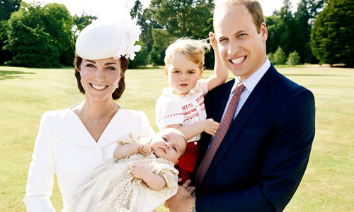 Ảnh chụp gia đình 4 thành viên của Hoàng tử William và Công nương Kate. Khi đó, hoàng tử George gần 2 tuổi trong khi công chúa Charlotte vừa mới sinh.