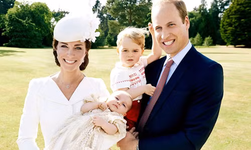 Ảnh chụp gia đình 4 thành viên của Hoàng tử William và Công nương Kate. Khi đó, hoàng tử George gần 2 tuổi trong khi công chúa Charlotte vừa mới sinh.