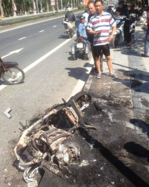 Cham lua dot xe may sau khi bi CSGT xu phat-Hinh-2