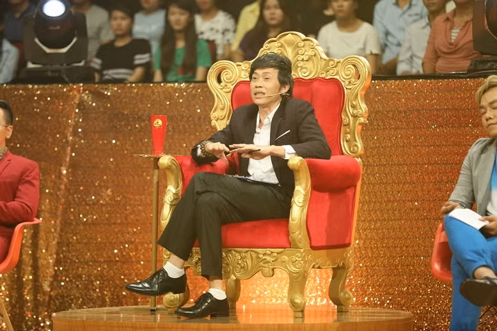 Dang sau anh den san khau Hoai Linh lai la nguoi nhu the nay-Hinh-2