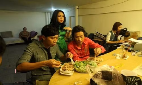 Dang sau anh den san khau Hoai Linh lai la nguoi nhu the nay-Hinh-5