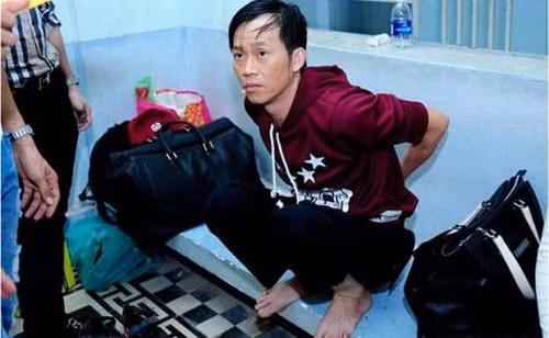 Dang sau anh den san khau Hoai Linh lai la nguoi nhu the nay-Hinh-6