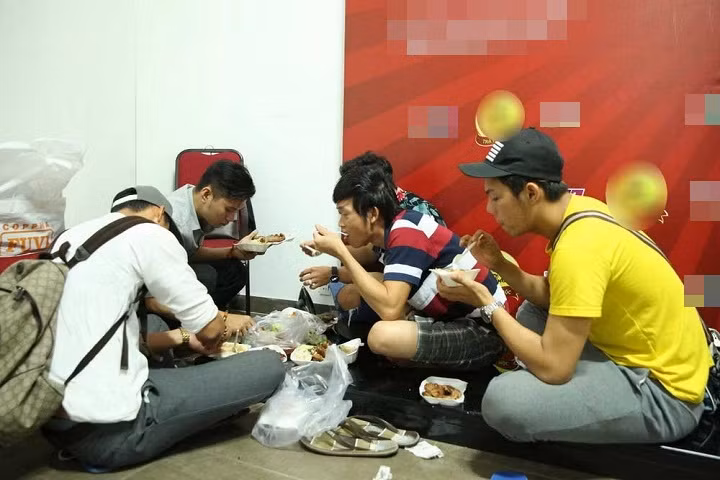 Dang sau anh den san khau Hoai Linh lai la nguoi nhu the nay