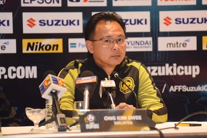 HLV Ong Kim Swee không có nhiều lựa chọn trước về chiến thuật trước Việt Nam. Ảnh: Getty Images.