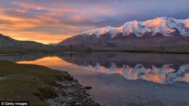 Mặc dù có phong cảnh tuyệt đẹp nhưng đường Karakoram nối Trung Quốc và Pakistan là một trong những con đường nguy hiểm nhất thế giới do lở đất thường xuyên. Ảnh: Getty.