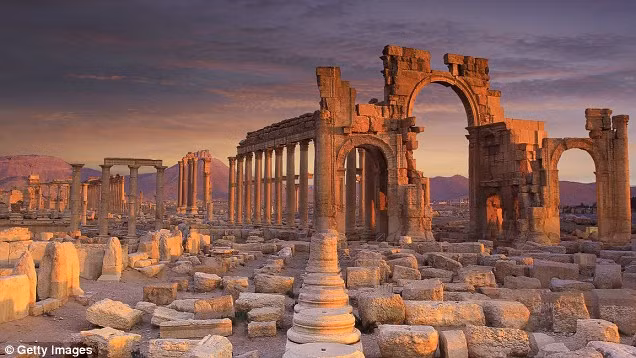 Thành cổ Palmyra ở Syria từng thu hút hàng nghìn du khách mỗi năm. Tuy nhiên, phần lớn Palmyra hiện hoang tàn sau khi IS chiếm đóng năm 2015 và phá hủy nhiều công trình 2.000 năm tuổi. Ảnh: Getty.