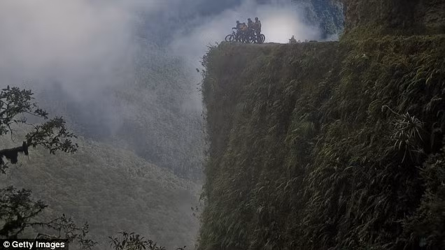 Cung đường tử thần North Yungus ở Bolivia thu hút các cua rơ thế giới mặc dù mỗi năm có 300 người bỏ mạng ở con đường nguy hiểm này. Ảnh: Getty.