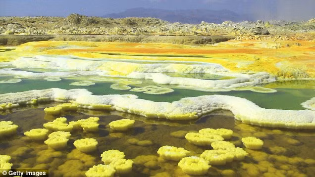 Danakil Depression ở Ethiopia nổi tiếng với cánh đồng sulfur. Đây là một trong những nơi nóng và khắc nghiệt nhất thế giới cũng như có tình hình chính trị bất ổn. Ảnh: Getty.