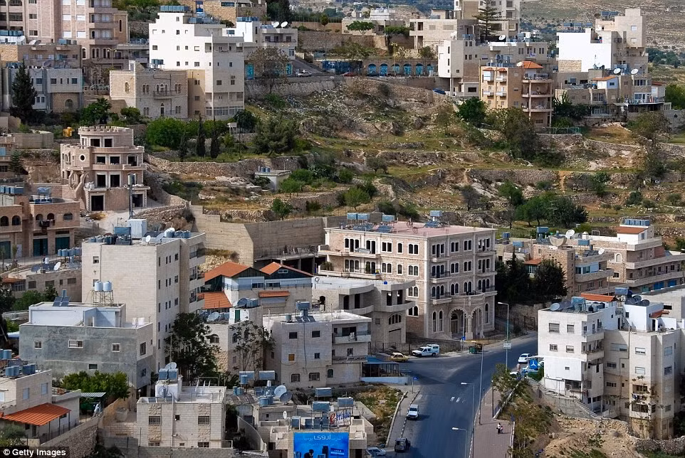 Những người theo đạo Thiên chúa thường đổ đến những nơi được đề cập trong kinh Phúc Âm như Bethlehem, nơi Chúa Jesus ra đời, nằm ở Thành cổ Jerusalem trong khu West Bank.