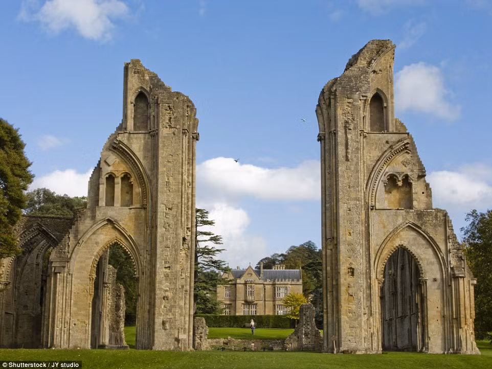 Một giả thuyết thời Trung cổ liên quan đến truyền thuyết về vua Arthur cho rằng, Chúa Jesus đến Anh thời trẻ và ở một thời gian tại Glastonbury. Ảnh chụp Glastonbury Abbey - nơi yên nghỉ vua Arthur.